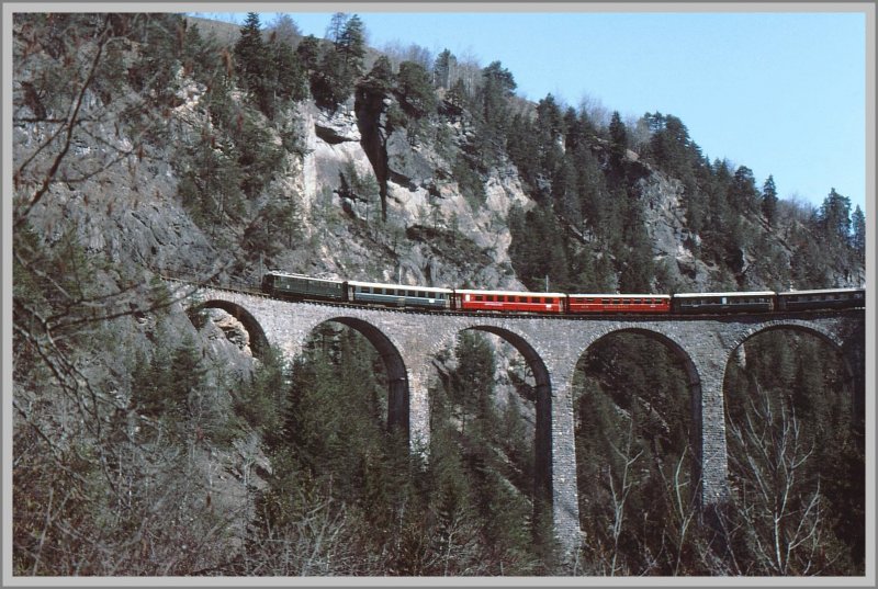 Ge 6/6 II mit Schnellzug inklusive Speisewagen auf dem Landwasserviadukt auf der Fahrt nach Chur. (Archiv 03/85)