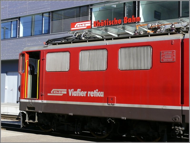 Ge 6/6 in romanischer Beschriftung mit deutscher bersetzung auf dem Dach (des neuen RhB Gebudes am Bahnhof Landquart) (19.02.2008)