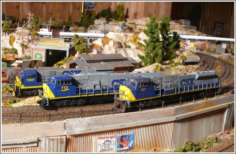 GE C 30-7 7007, EMD SD 70MAC 713 und EMD SD 80MAC 801 der CSX. Hersteller: alle Kato. (01.06.2009)