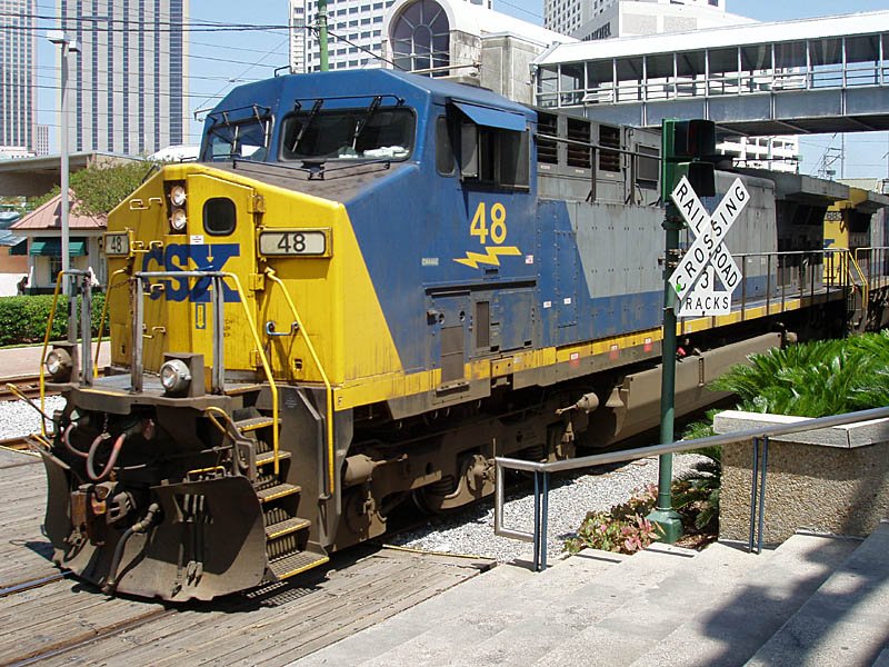 GE C40-8W (Dash 8-40CW) Nr. 48 der CSX Transportation bei einem unbewachten Bahnbergang in New Orleans, 23. Mai 2003.