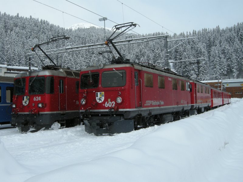 Ge4/4II 624 , Ge4/4I 602 und eine weitere Ge4/4I stehen am 8.2.09 in Arosa.