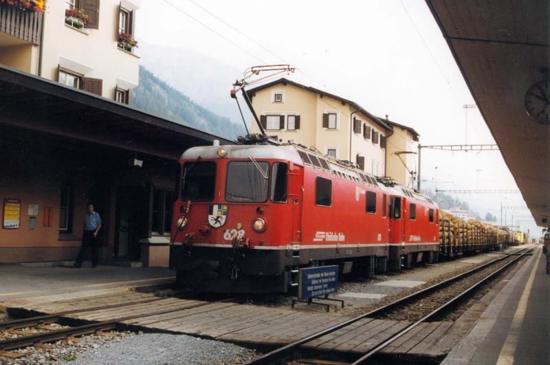 Ge4/4II doppeltraction vor einem Holzzug in Samedan 15-7-1999