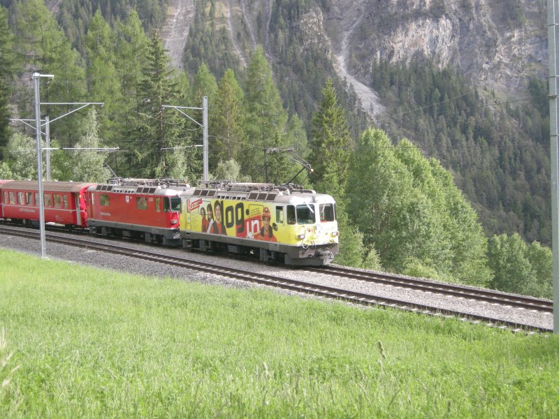 Ge4/4ll 611 und 630 am 30.5.08 mit einem Regioexpress unterhalb von Filisur.