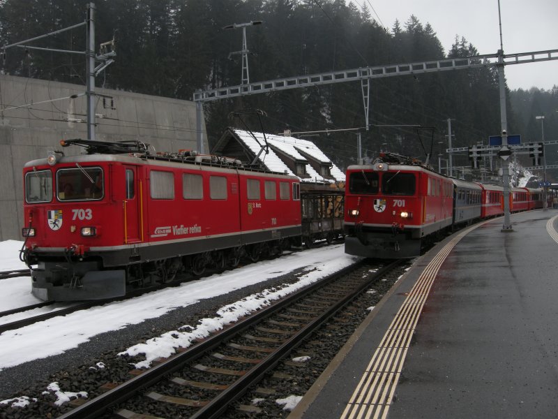 Ge6/6II 701 mit einem Personenzug und Ge6/6II 703 mit einem Gterzug am 27.2.09 in Reichenau Tamins.