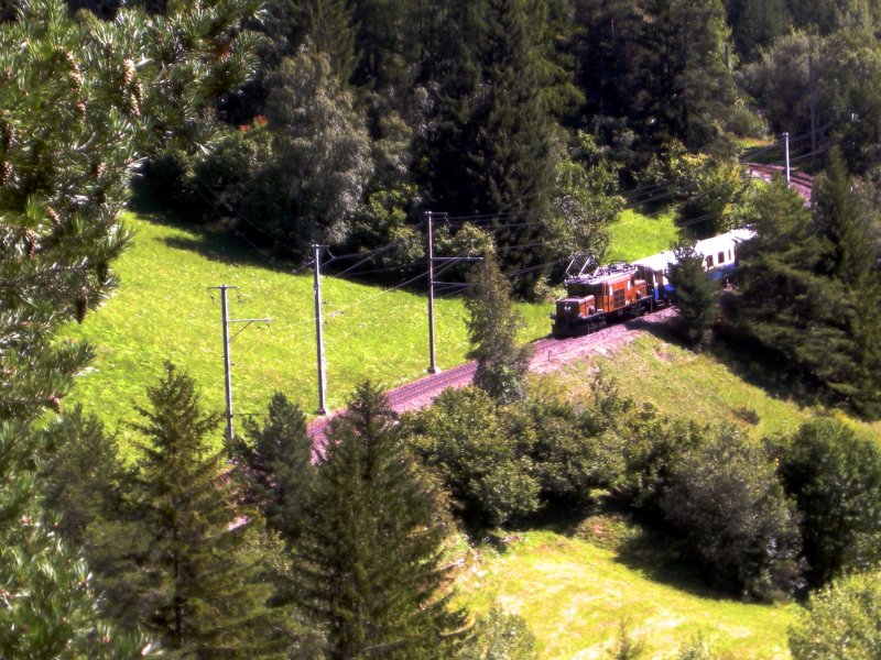 Ge6/6l 414 am 24.8.08 mit einem Hochzeitszug bei Filisur.(fotografiert von einem Baum aus)