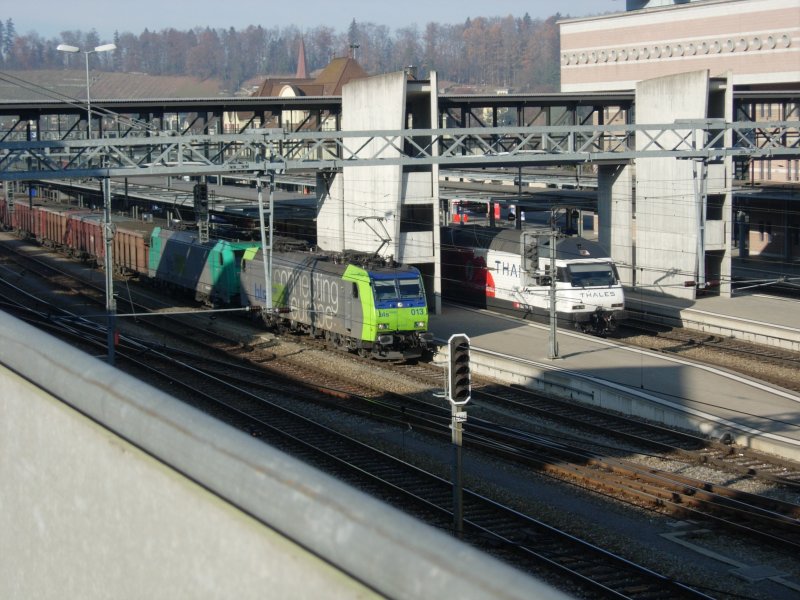 Geballte Power am Ltschberg. 2 BLS Re 485 ziehen einen Tonderzug aus Basel nach Brig in den Bahnhof Spiez ein. Aufnahmeort: Bahnhofstrasse Spiez im November 07