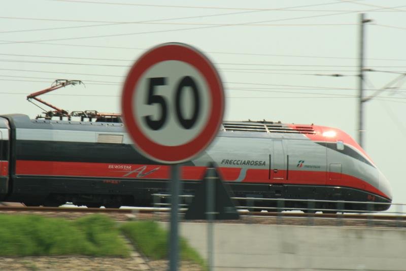 Geblitzt! Mit einer berschreitung von mindestens 200 Km/h rauscht hier ein Raser durch die 50er-Zone! Soll ich diese Bild der Polizia Stradale bergeben? So etwas passiert bei einer Serie von Mitziehern. Bei der Geschwindigkeit denkt man nur noch, 'Ach Scheie! Baum im Weg! Busch im Weg! Schild im Weg!' Wenn dann so ein guter Zufallstreffer rauskommt, grinst man doch schon! San Martino, 01.05.2007