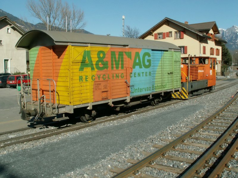 Gedeckter Gterwagen einer hier ansssigen Recyclingfirma mit
RhB Lok Tm 2/2 am 18.02.08 in Untervaz