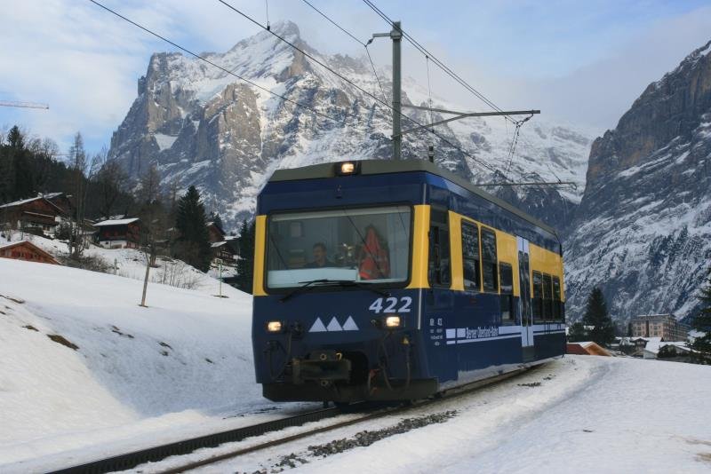 Gefhrt vom Steuerwagen ABt 422 verlsst ein Regio der BOB, vor der Kulisse des Wetterhorns, Grindelwald; 16.12.2008 