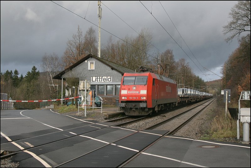 Gegen 12 Uhr kommt endlich etwas die Sonne raus, und die 152 152 durchfhrt mit ihren Coilzug, aus Oberhausen nach Kreuztal-Ferndorf, den Haltepunkt Littfeld. (01.12.2007)
