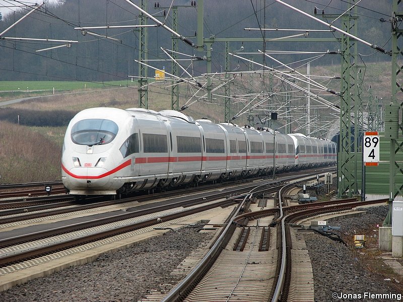 Gegen 15:30 des 31.03.07 brettert ein ICE3 von Frankfurt nach Kln bei Kilometer 89,4 durch den Bahnhof Montabaur.