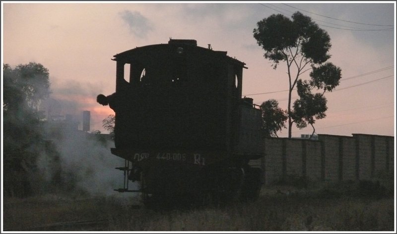 Gegen 18.00 Uhr geht die Sonne unter ber dem Depot Asmara und die 440.008 verschwindet im Lokschuppen. (28.10.2008)