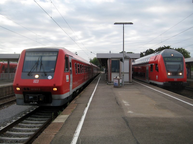 Gegen 8 Uhr in Radolfzell:
Links eine Doppeltraktion BR 611 nach Basel Bad, rechts die Schwarzwaldbahn (wegen Berufsverkehr mit einem extra Wagen) nach Karlsruhe. 14. August 2008.