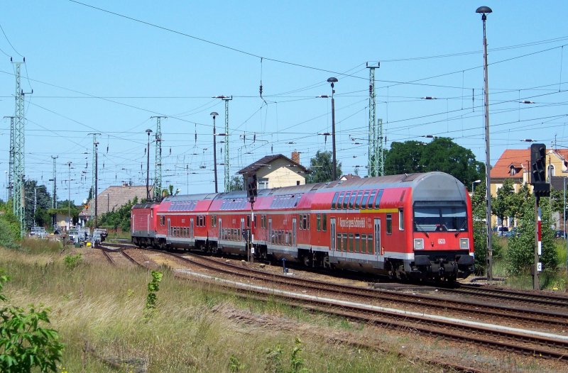 Gegen Mittag kommt hier die RB14 in den Bahnhof von Lbbenau/Spreewald reingefahren. Die Fahrt gin von Nauen nach Senftenberg. 13.06.2009