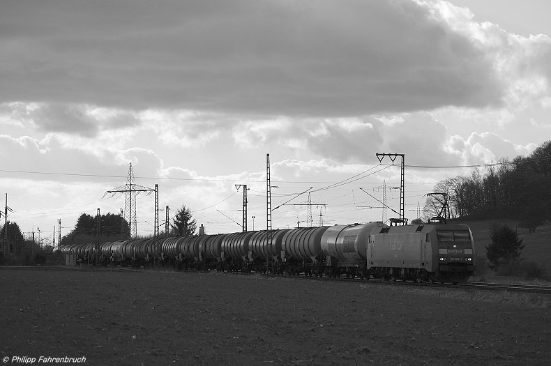 Gegenlicht-Stimmungsbild der 152 066-7, welche am 18.03.08 mit CFN 63057 auf der Remsbahn (KBS 786) Richtung Aalen unterwegs ist, aufgenommen am Km 67,6 bei Aalen-Essingen.