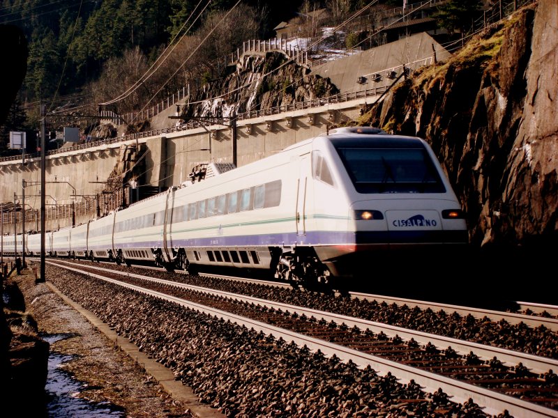Gegenlichtaufmahme dieses ETR 470 nach Zrich uneterhalb von Wassen am 24.01.2008
