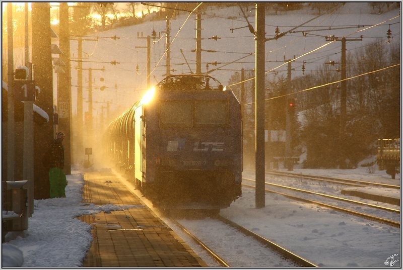 Gegenlichtaufnahme von der am Kesselzug 48431 kalt mitlaufenden 185 528.
Spital am Semmering 08.08.2008