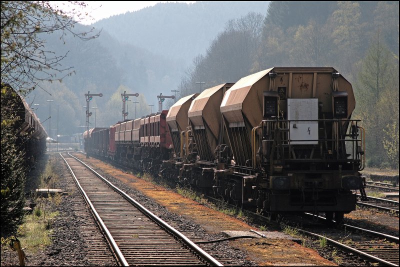 Gegenlichtaufnahme auf einen Abgestellten Gterzug in Brgge(Westf). Im Wagenverband sind Schttgut- und Holztansportwaggons eingereiht. (27.04.2008)