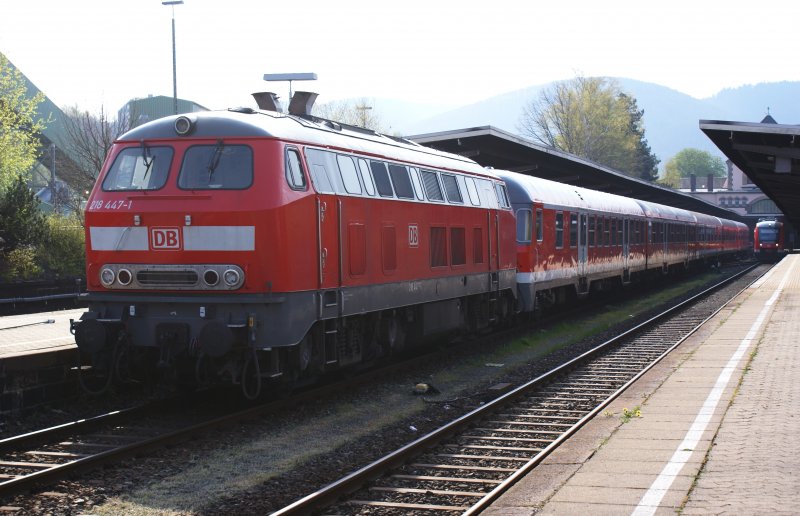 Gegenlichtaufnahme von der Braunschweiger 218 447 vor dem Steuerwagen in Bad Harzburg (26.4.2008)