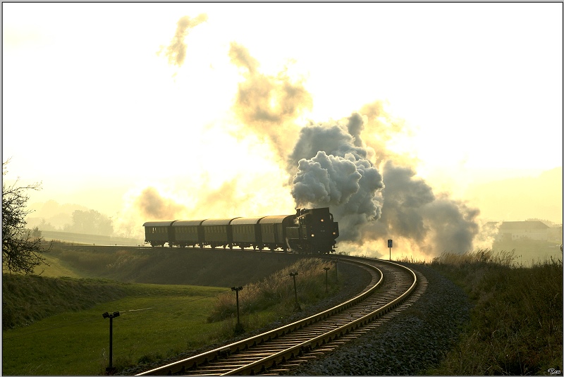 Gegenlichtaufnahme der Dampflok 77.28 welche mit Fotozug 91158 von Hausruck nach Attnang fhrt.
Holzleithen 21.10.2009 
