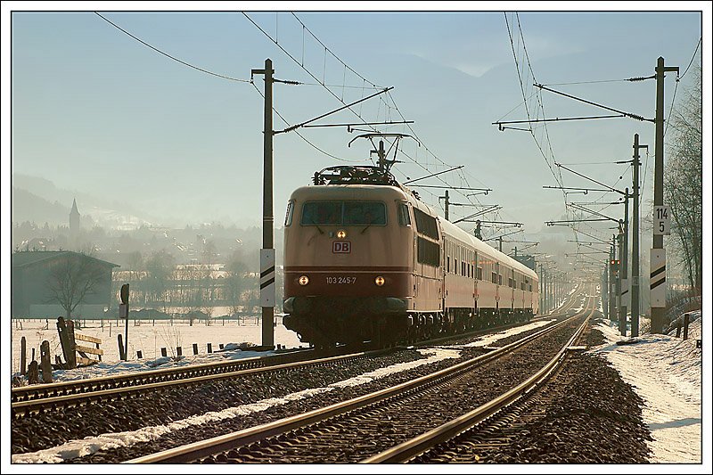 Gegenlichtaufnahme des Saisonzuges D 1280, welcher am 16.2.2008 mit 103 245 bespannt war, aufgenommen kurz nach Saalfelden.