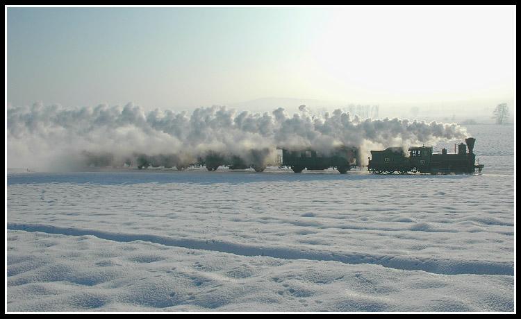 Gegenlichtaufnahme des Sonderzuges R 8515 kurz vor Gro� St. Florian am 5.2.2006