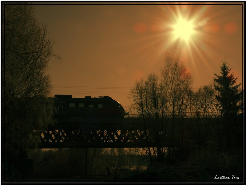 Gegenlichtaufnahme eines Talent Triebwagen 4024 auf der Plsbrcke in Zeltweg.
28.12.2006