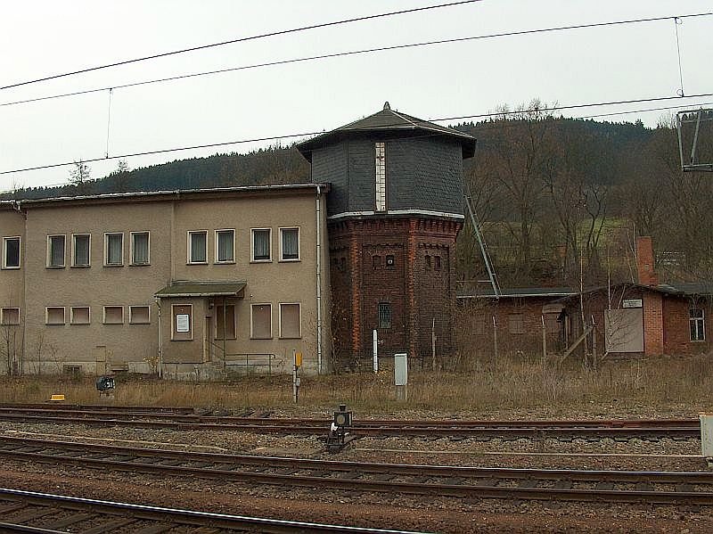 Gegenber des Bahnhofs in Probstzella steht noch dieser schon arg angegraute Wasserturm. Irgendwann wird der sicher auch weichen mssen.