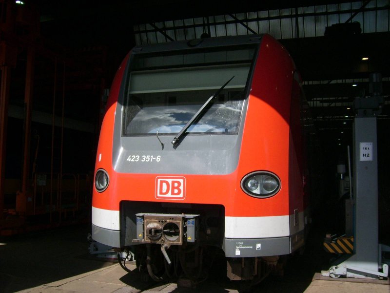 Geht grade so noch rein! 423 351 der S-Bahn M�nchen steht am 30.08.08 zur Untersuchung im SFW Delitzsch bereit.