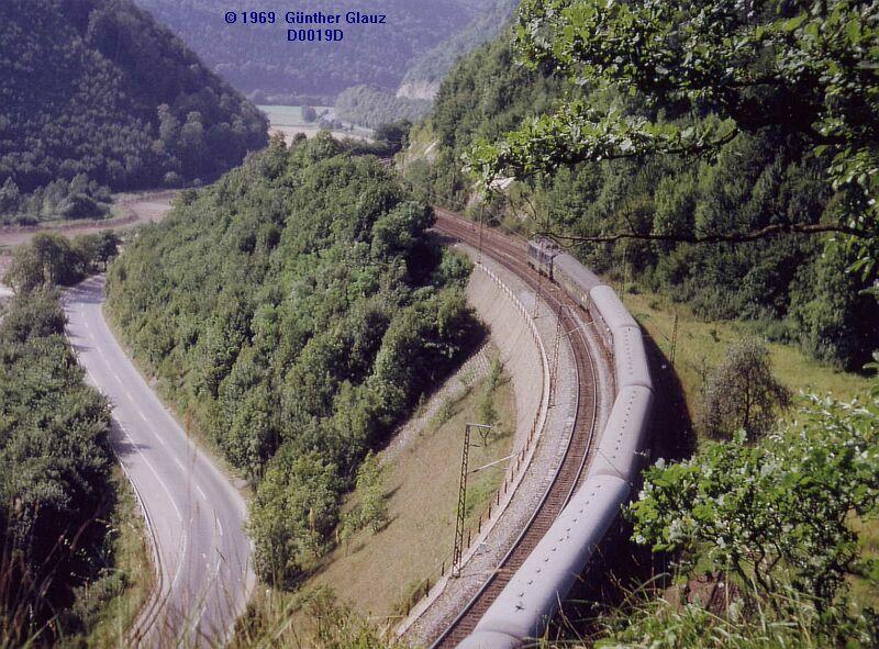 Geislinger Steige 1969: BR E 10 mit D-Zug fhrt abwrts in Richtung Geislingen. Rechts unten ist das Dach eines Streckenpostenhauses erkennbar, das gibt's heute nicht mehr.