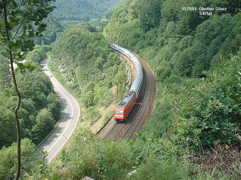 Geislinger Steige 2003: BR 101 mit IC-Zug f�hrt aufw�rts in Richtung Amstetten. Diese Aufnahme wurde vom gleichen Standpunkt gemacht, Bahnstrecke und Stra�e (au�er Mittelstrich!) haben sich nicht ver�ndert, das Landschaftsbild schon.