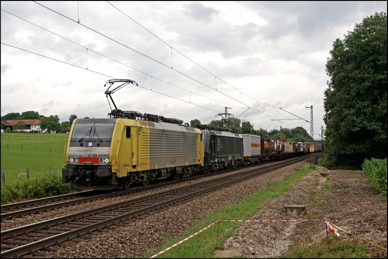 Gelb-Silber-Schwarze Zusammenarbeit: E189 927RT ist noch im Ursprungslack Gelb-Silber unterwegs, whrend die Schwesterlok E189 910RT breits den MRCE Dispolok Lack trgt. Hier bespannen sie gemeinsam den 43129(?),(Kln-Eifeltor) - Mnchen Ost - Verona Q.E. zum Brenner. (09.07.2008)
