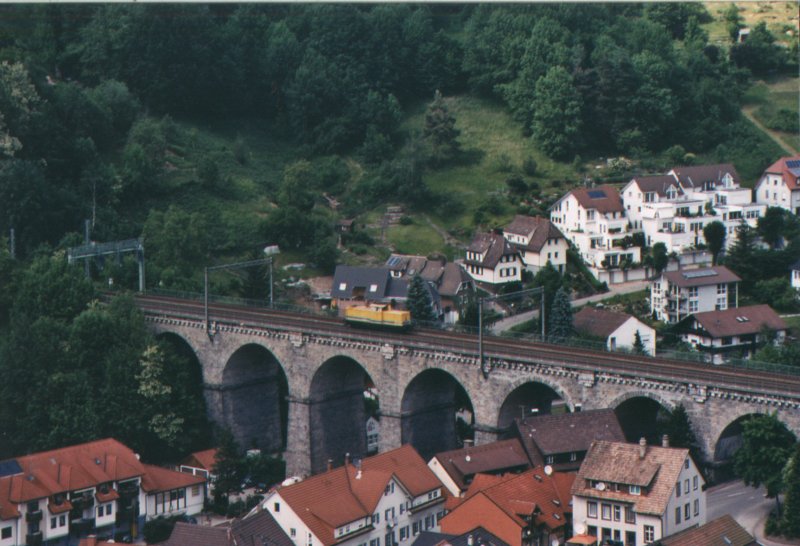  Gelber Blitz  auf dem Reichenbachviadukt in Hornberg / Schwarzwaldbahn
