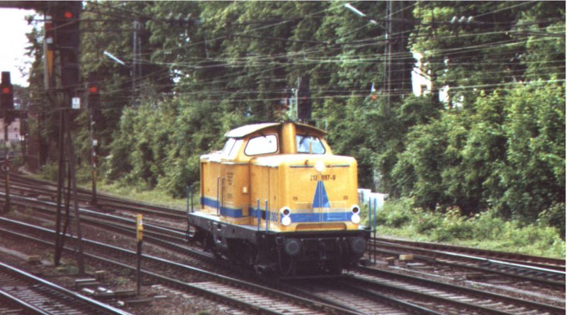  Gelber Blitz   BR 212-097 bei flinker Ausfahrt aus dem sdlichen 
Einfahrtsbereich des Bahnhofes Offenburg.
