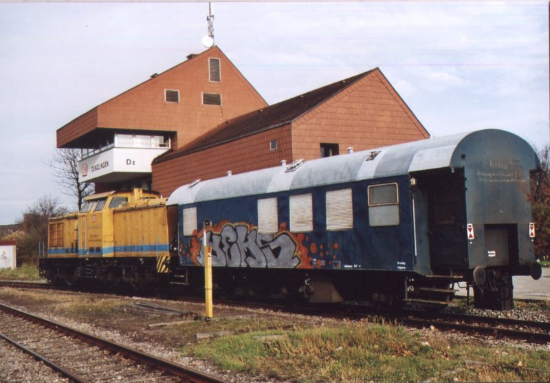  Gelber Blitz mit Wohnwagen  Ein kleiner Bauzug, festgehalten im Bahnhof Denzlingen (b.Freiburg). 
