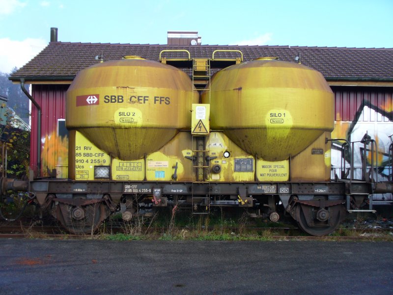 Gelber SBB Gterwagen mit SBB Logo und Schriftzug.. Typ .. Ucs 21 85 910 4 255-9 abgestellt im SBB Bahnhof von Brgg am 18.11.2006