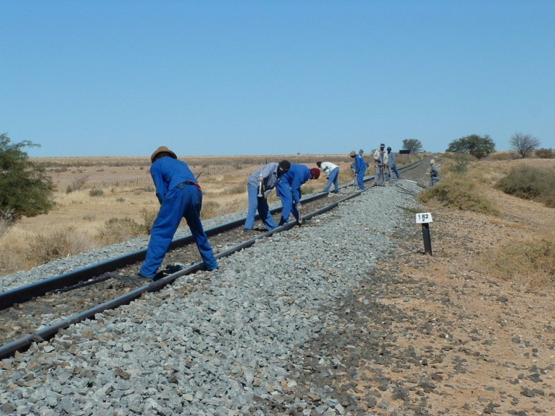 Geleise, die stark und mit schweren Zgen befahren werden, erfordern dauernden Einsatz der Unterhaltsgruppen. Diese Kramperkolonne stopft die Geleise im Bereich von Falkenhorst, mitten im Niemandsland. Nord-Sd Bahn, km 182.