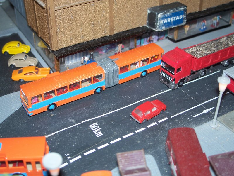 Gelengbus Umbau Bus in gerader Fahrt an Haltestelle, Basisfahrzeuge MB O305 Wiking