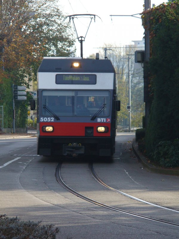 Gelenktriebwagen Be 2/6 5052 bei der Einfahrt in den asm Bahnhof von Biel am 05.11.2006