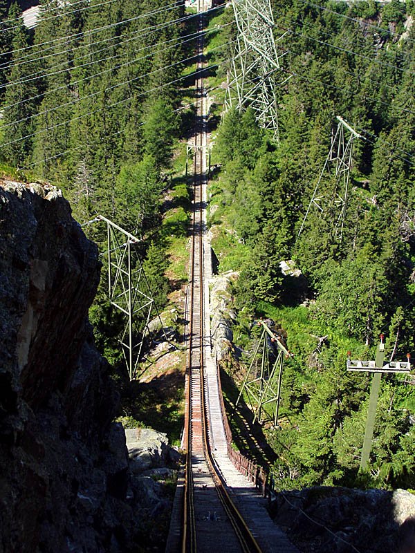 Gelmerbahn. Mit 106 % Steigung gehrt sie zu den steilsten Standseilbahnen. Aufnahme vom 29. Juli 2004