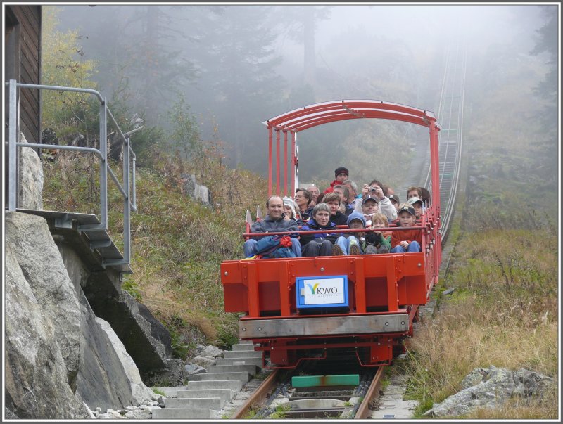 Gelmerseebahn der Kraftwerke Oberhasli im Grimselgebiet vor der Einfahrt in die 106% Steigung. Noch mgen die Passagiere lachen.
(09.10.2007)