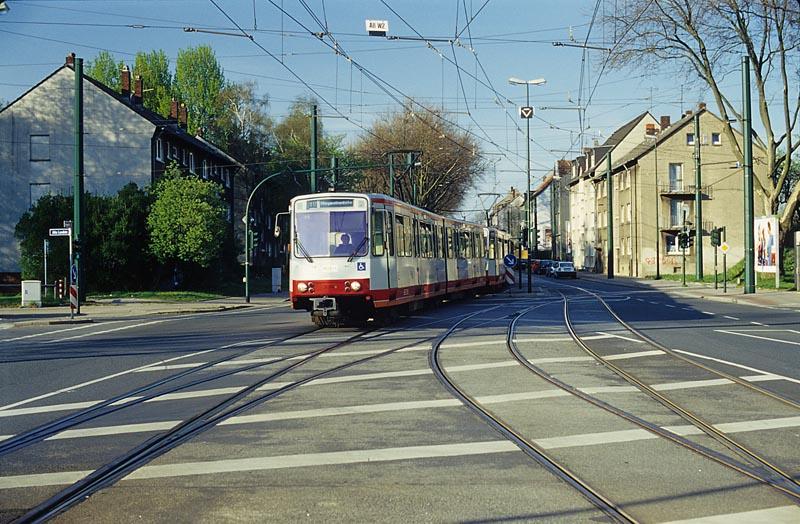 Gelsenkirchen, Alte Landstra�e. ET 5014 in Ursprungslack auf der Weichenstra�e der Kehranlage in Richtung Essen Margarethenh�he, li. U17