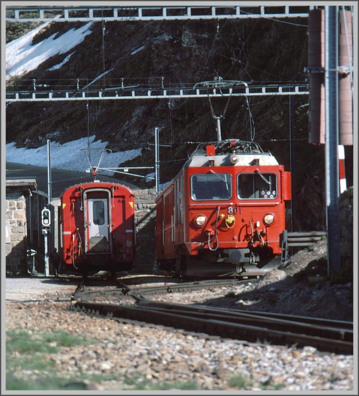 Gem 4/4 801 verlsst elektrisch mit dem Gegenzug den Bahnhof Alp Grm Richtung Tirano. (Archiv 06/83)