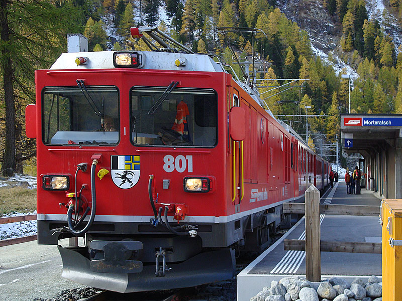 Gem 4/4 Nr. 801 und ABe 4/4 II mit gemischtem Personen- und Gterzug setzen sich in diesem Moment in Richtung Berninapass und Tirano in Bewegung. Haltestelle Morteratsch, 16. Okt. 2009, 13:15