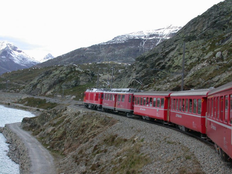 Gem 4/4 Nr.801 und ABe 4/4 Nr.43 ziehen ihren Zug entlang des Lago Bianco unweit der Passhhe. (18.09.2001)