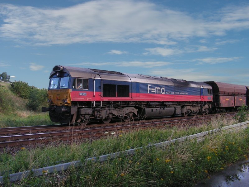Gemchlich zieht die Class66 der HHPI am 5.8.08 den Kohlezug Richtung Kraftwerk Lahde. Aufgenommen am Streckenkilomter 59.6