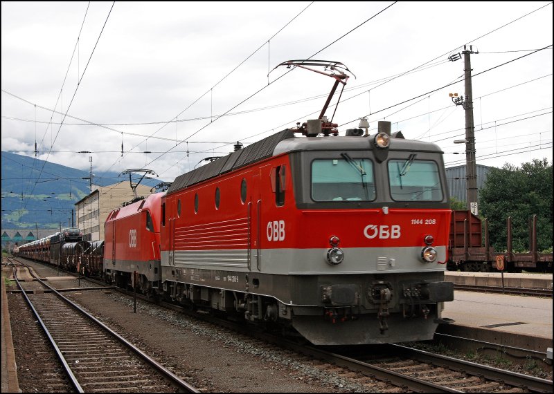 Gemeinsam geht es besser: 1144 208 (9181 1144 208-9) untersttzt eine 1116er mit ihrem Gterzug Richtung Wrgl. Abgelichtet am 04.07.2008 in Schwaz.

