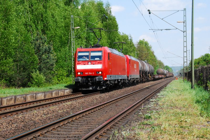 Gemeinsam sind wir noch strker 185 154-2 in Verkehrsfarben zusammen mit 185 205-2 der Railion in Isselhorst-Avenwedde 24.04.09 an der Steigung zur Avenwedder Brcke mit einem fast endlosen Gterzug aus Autotransportern und Tiefladern, bepackt mit Stahlplatten. 