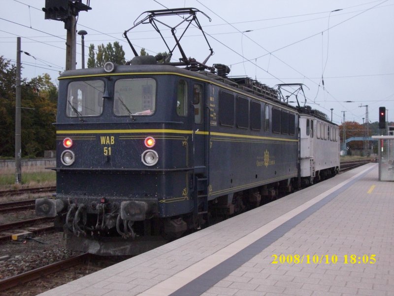 Gemeinsam stehen am Abend vom 10.10.2008 die beiden WAB-Loks 51 und 52 in Bergen/Rgen und warten auf Ausfahrt nach Klementelvitz.