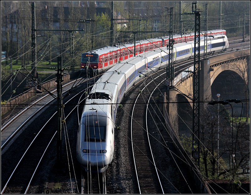 Gemeinsam über den Neckar - 

Parallefahrt eines TGVs und einer S-Bahn auf der Neckarbrücke in Stuttgart-Bad Cannstatt. 

09.04.2009 (M)